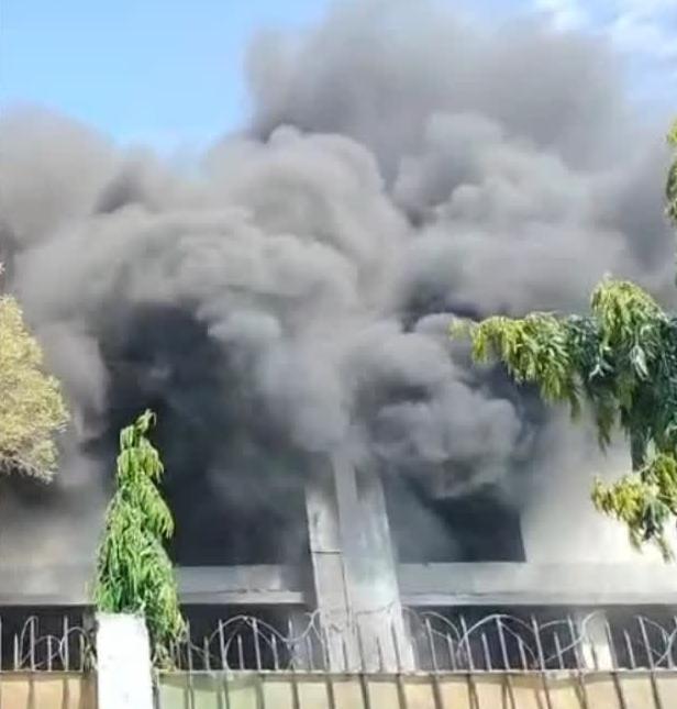 कंपनी के गोदाम में लगी आग