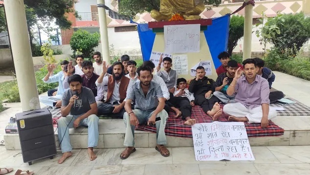 शिक्षा मंत्री के इस्तीफे की मांग को लेकर अनिश्चितकालीन धरना