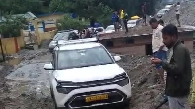 बारिश से सड़क टूटी ,तीन दिन से फंसे थे 20 से ज्यादा वाहन