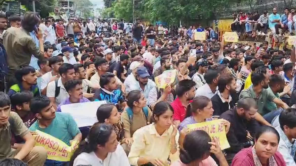 विभिन्न मांगों को लेकर उत्तराखंड बेरोजगार संघ का सचिवालय कूच