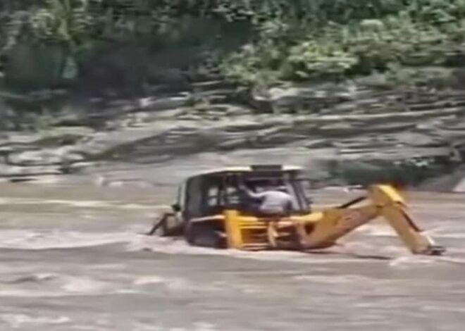 मंदाकनी की तेज धारा में फंसी जेसीबी