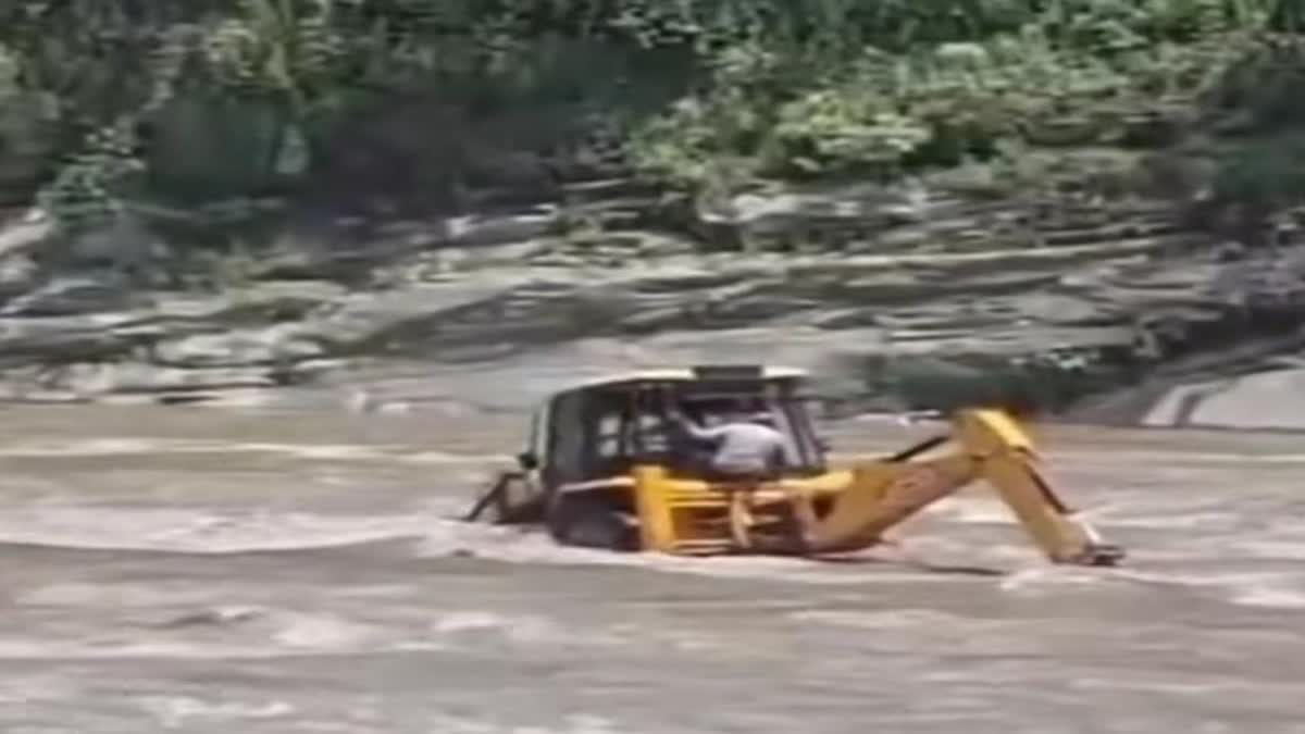मंदाकनी की तेज धारा में फंसी जेसीबी