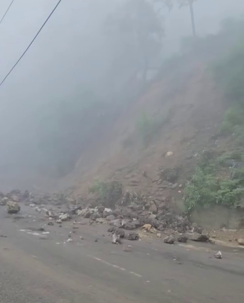 मलबा और पत्थर से मसूरी-देहरादून मार्ग पर यातायात बाधित