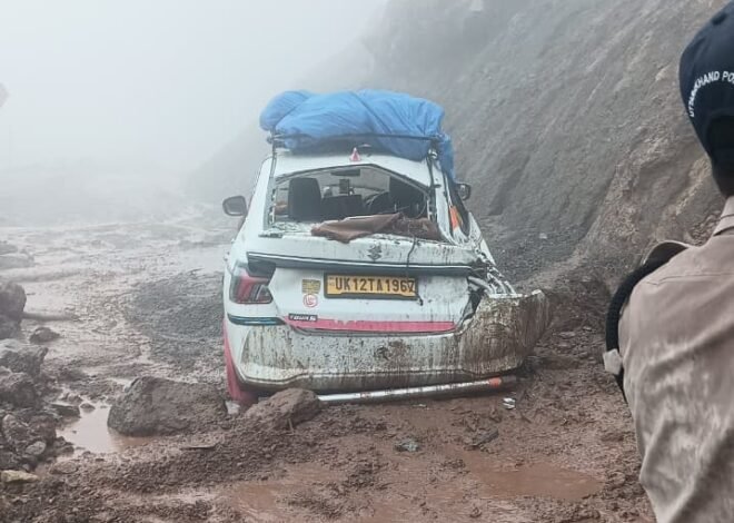 कार के उपर अचानक मलबा गिरा