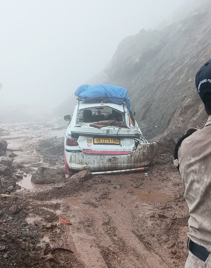 कार के उपर अचानक मलबा गिरा