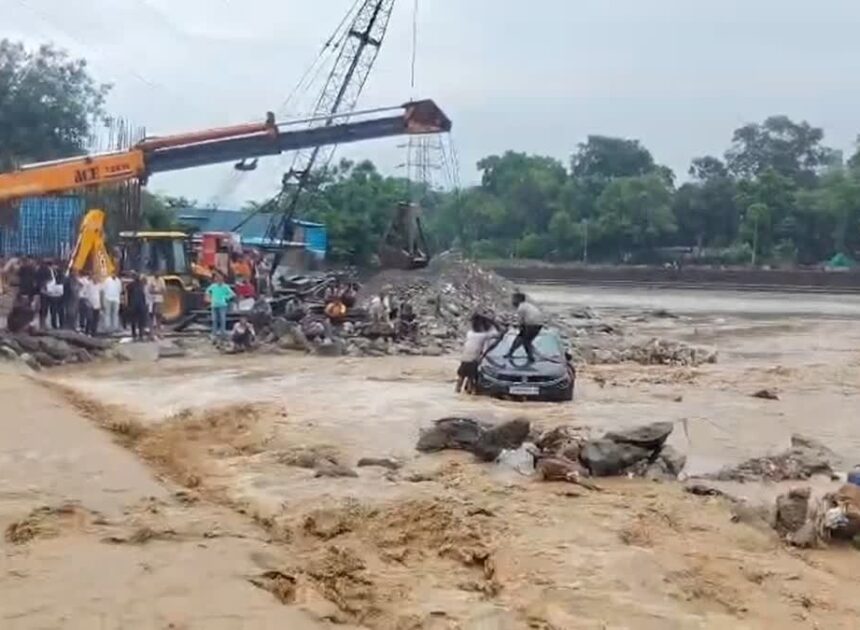 गुरूवार को अचानक उफान पर आई सूखी नदी