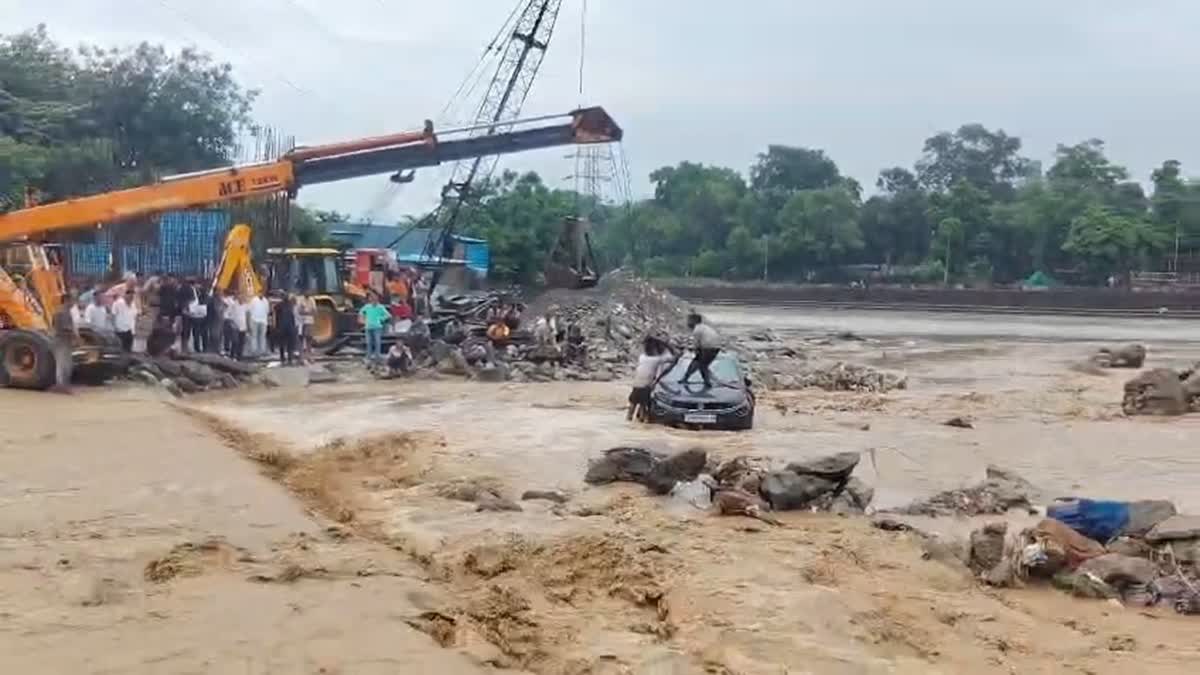 गुरूवार को अचानक उफान पर आई सूखी नदी