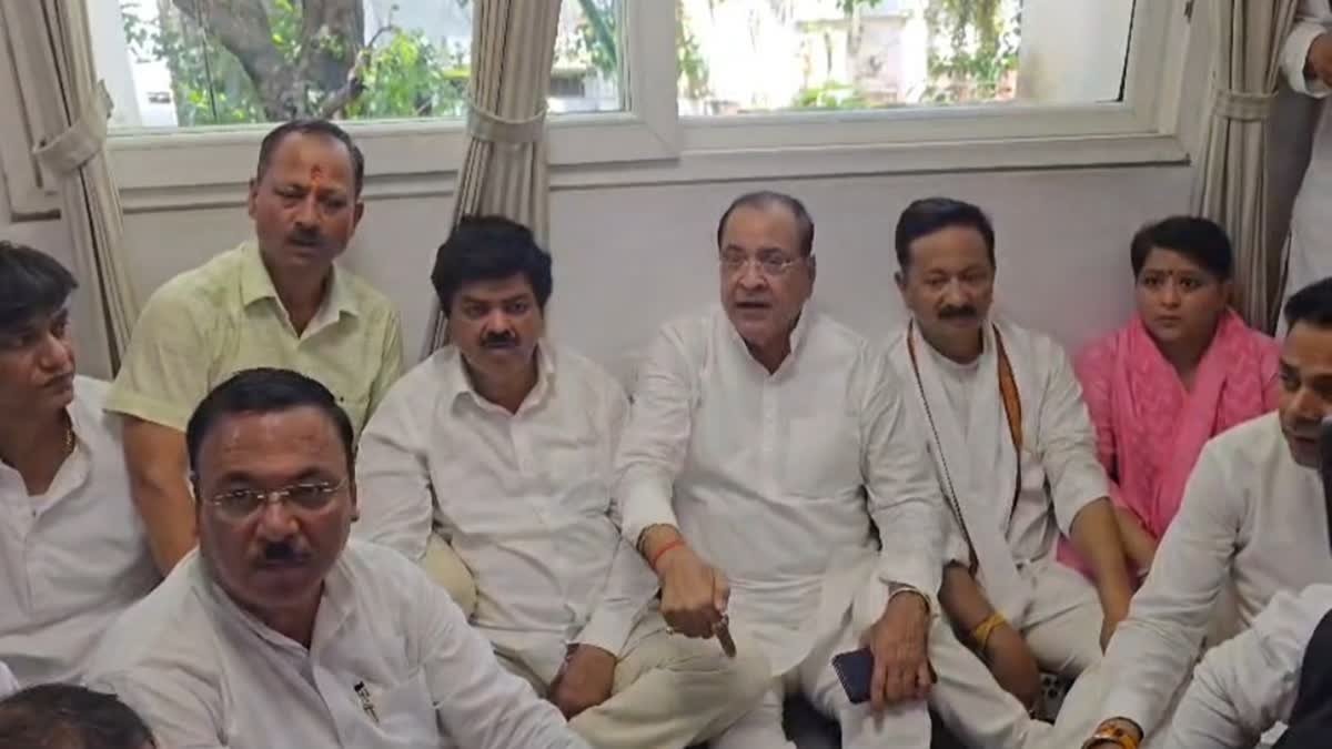 पुलिस को प्रदेश सरकार के एजेन्ट रूप में काम करने का आरोप लगाते हुए कांग्रेस ने दिया धरना