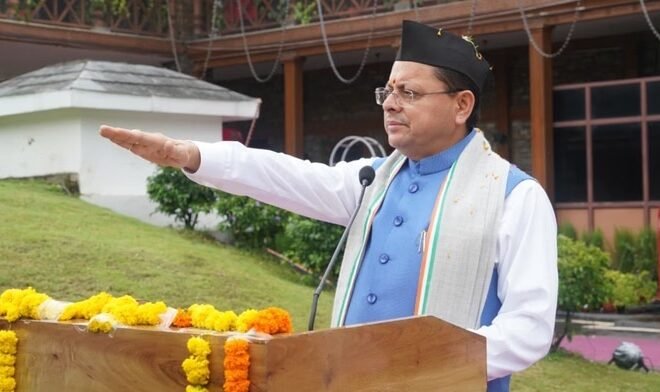 सीएम धामी ने ध्वजारोहण कर दिलाई राष्ट्रीय एकता की शपथ