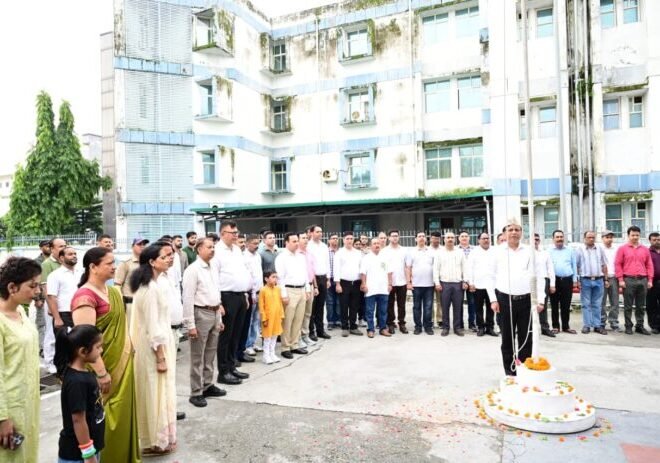 स्वतंत्रता दिवस पर बंशीधर तिवारी ने विभागीय परिसर में फहराया तिरंगा