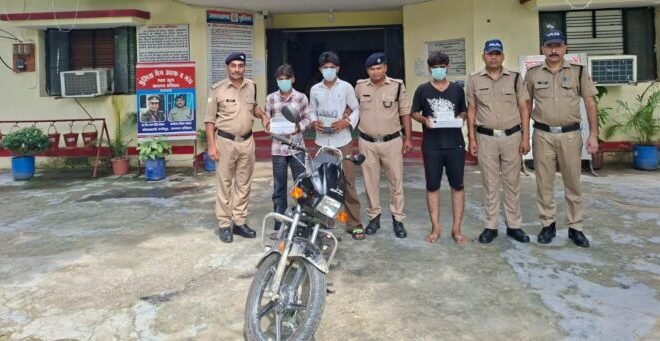 ज्वैलर्स को लूटने वाले तीन शातिर गिरफ्तार