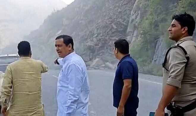 पीपलकोटी जा रहे सांसद अनिल बलूनी की कार पर गिरा बोल्डर