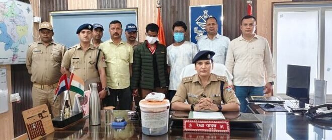 भारी मात्रा में चरस सहित दो गिरफ्तार
