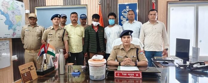 भारी मात्रा में चरस सहित दो गिरफ्तार