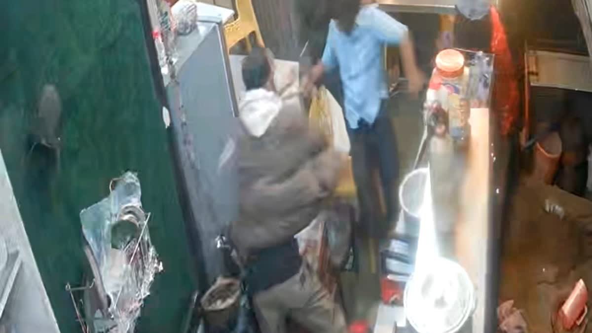 रेस्टोरेंट में घुसे हमलावर