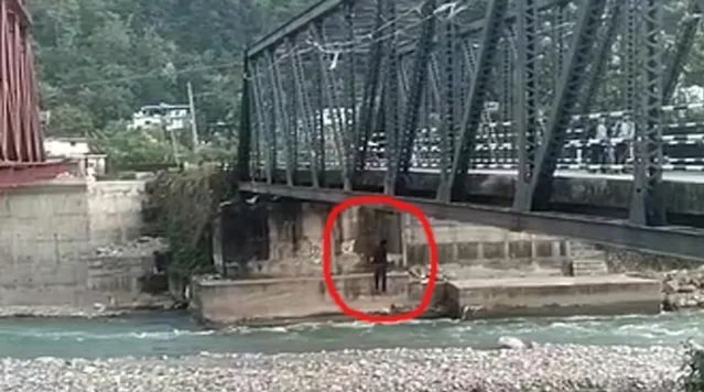 मालदेवता में पुल से लटका मिला युवक का शव