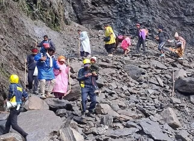 केदारनाथ पैदल मार्ग पर पत्थर गिरने से आवाजाही प्रभावित