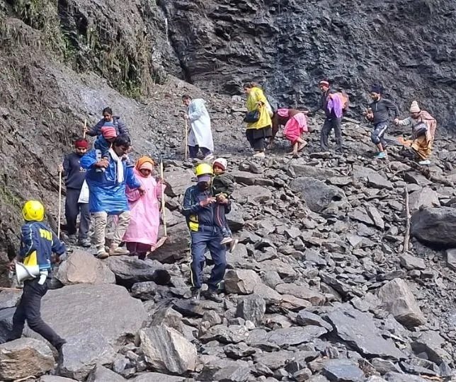 केदारनाथ पैदल मार्ग पर पत्थर गिरने से आवाजाही प्रभावित