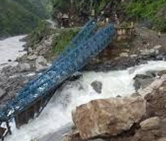 बाढ़ में बहा 170 फीट लंबा बैली ब्रिज