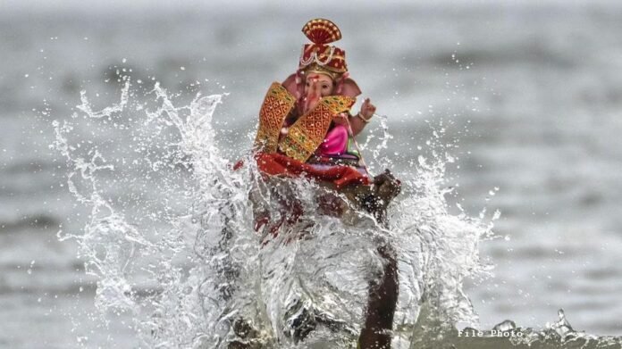 मूर्ति विसर्जन के दौरान गंगा में बही युवती