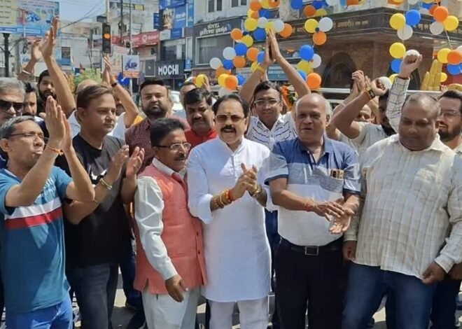 जीएसटी छापेमारी से आक्रोशित व्यापारियों के किया प्रदर्शन