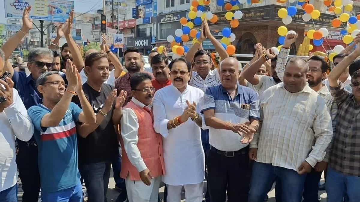 जीएसटी छापेमारी से आक्रोशित व्यापारियों के किया प्रदर्शन