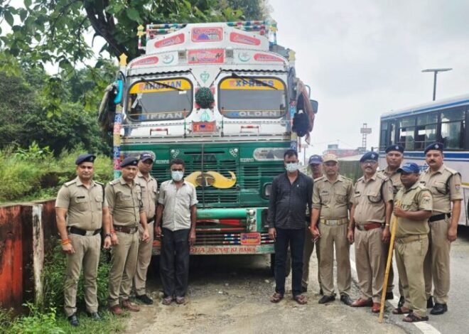 चोरी के ट्रक के साथ दो शातिर गिरफ्तार