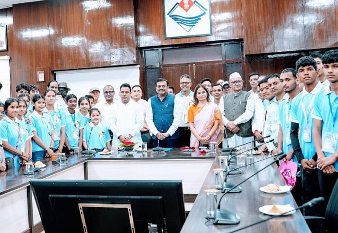 टॉपर विद्यार्थियों से मिले मुख्य सचिव