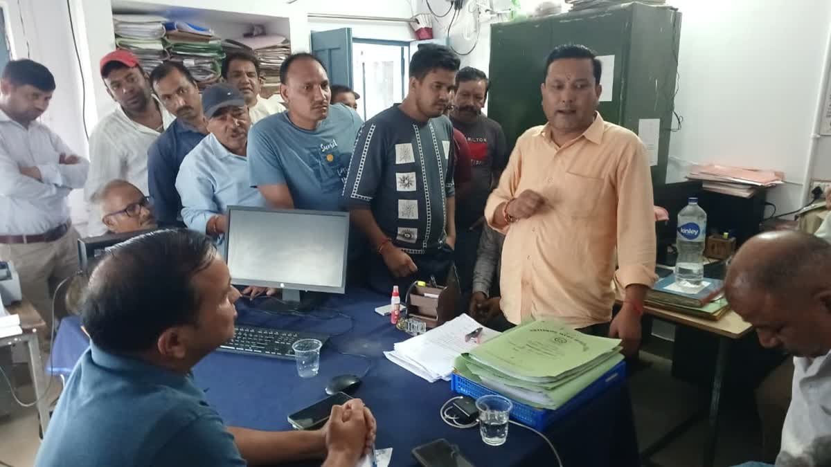 लाइनमैन की मौत के बाद 11 घंटे चला धरना