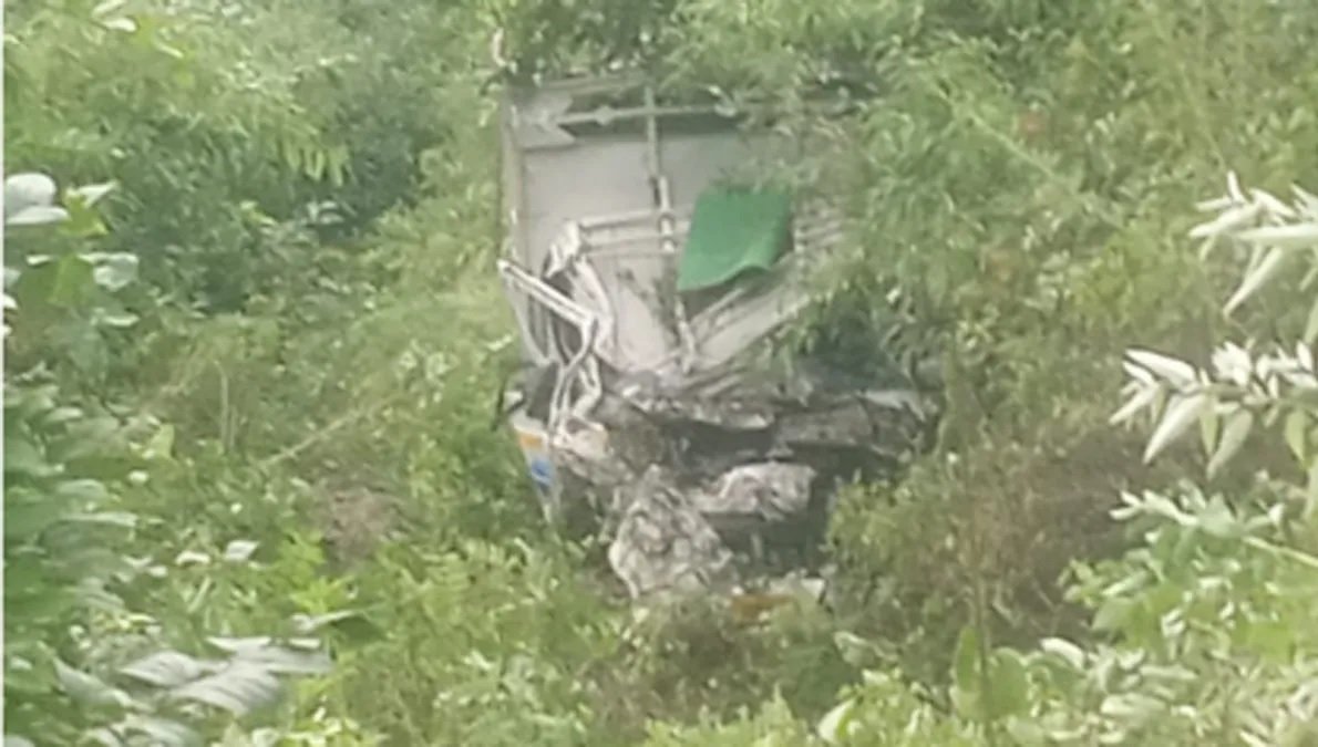 अनियंत्रित होकर पिकअप खाई में गिरा